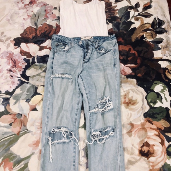 Mom Jeans - Picture 2 of 4